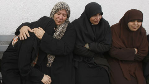 Des Palestiniennes pleurent la perte de proches tués par des frappes israéliennes le 17 janvier 2009.