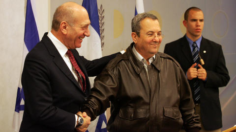 Le premier ministre israélien, Ehoud Olmert, serre la main du ministre de la Défense, Ehoud Barak.