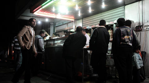 Des Palestiniens s'approvisionnent dans un restaurant de la bande de Gaza, à la faveur du cessez-le-feu.