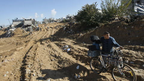 Un Palestinien rentre chez lui dans la bande de Gaza le 18 janvier 2009, après qu'Israël eut décrété une trêve.