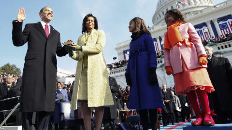Barack Obama prête serment en présence de sa femme Michelle, et de ses filles, Malia et Sasha.