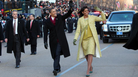 Le couple Obama est descendu de la limousine blindée pour défiler dans les rues de la capitale fédérale.