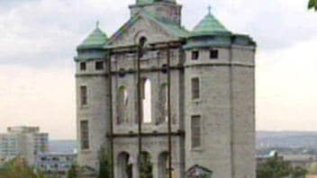Façade restante de l'église Saint-Vincent-de-Paul