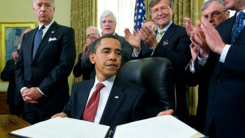 Barack Obama présentant le décret ordonnant la fermeture de la prison de Guantanamo.