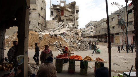 Un marchand tente de vendre quelques fruits et légumes dans la ville de Gaza.