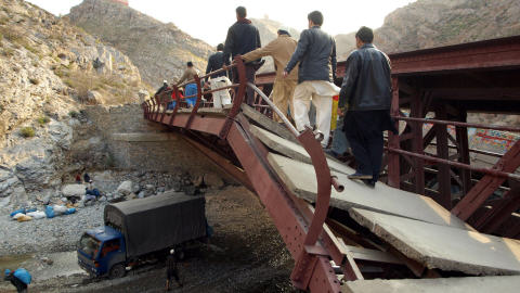 Pont attaqué sur la passe Khyber.