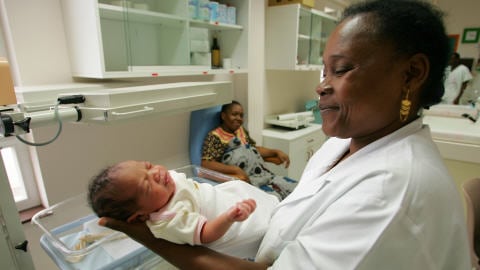 Un bébé dans une maternité