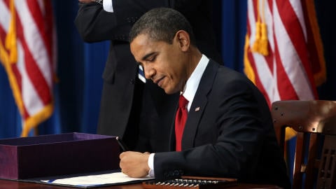 Obama promulgue son plan de relance | Radio-Canada