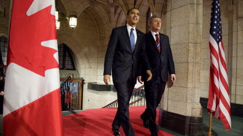 Le président Obama et le premier ministre Harper marchent côte à côte dans la Rotonde du Parlement.