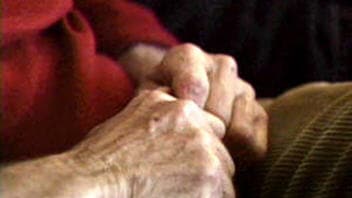 Les mains d'une personne âgée