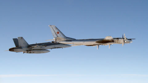 Un CF-18 canadien vole aux côtés d'un bombardier russe Tu-95 Bear lors d'un exercice d'entraînement en 2007.