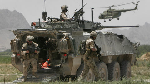 Des soldats canadiens en patrouille dans le district d'Arghandab.