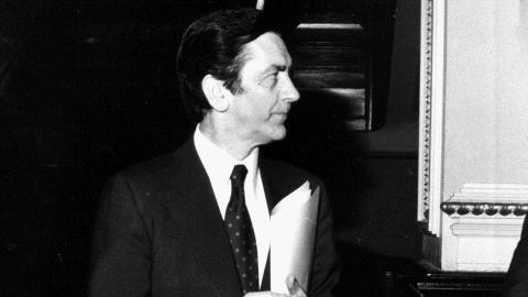 Le Dr Camille Laurin à l'Assemblée nationale, en avril 1977, au moment de déposer le projet de Charte de la langue française.