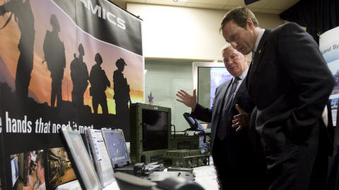 Peter MacKay, ministre de la Défense nationale, et John Watts, de General Dynamics