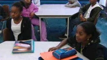 Des étudiantes dans une classe d'une école de Toronto