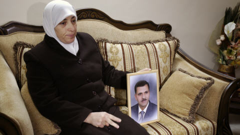 La femme de Nasser Shaer tient un portrait de son mari, arrêté par l'armée israélienne.