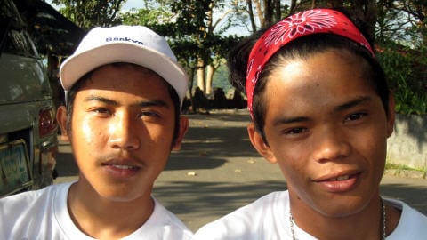 De jeunes Philippins dans la rue