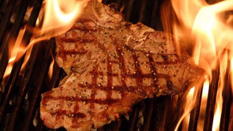 Un steak sur le barbecue