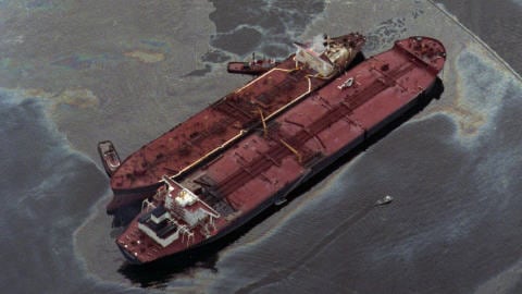 L'Exxon Valdez, à droite, tente de transférer le reste de sa cargaison de pétrole à l'Exxon Baton Rouge (à gauche), deux jours après l'accident.
