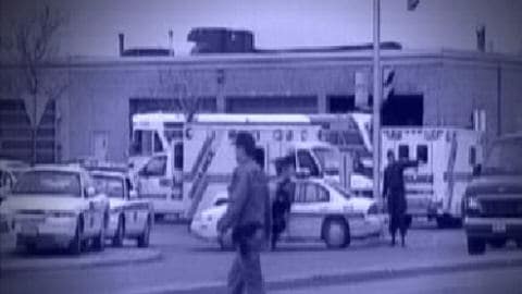 Les véhicules d'urgence devant le garage d'OC Transpo en avril 1999.