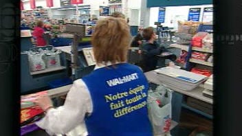 Une employée dans un Wal-Mart