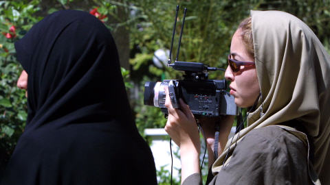 La journaliste Roxana Saberi lors d'un tournage à Téhéran en 2003