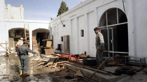 Dégâts laissés par un triple attentat-suicide contre les bureaux du gouverneur de Kandahar