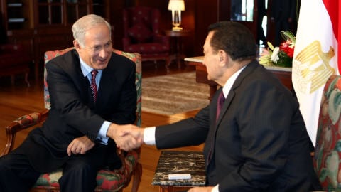 Le président égyptien, Hosni Mubarak (à droite), serre la main au premier ministre israélien Benjamin Netanyahou (à gauche), lors de la rencontre à Sharm El-Sheikh, en Égypte.