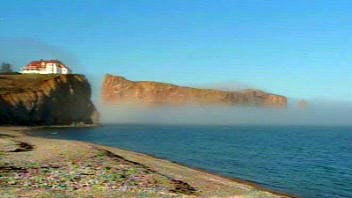 Le rocher Percé dans la brume