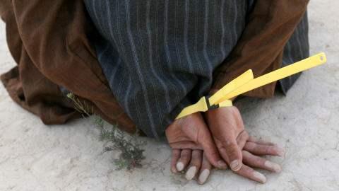 Un présumé taliban capturé par des soldats canadiens en mai 2006