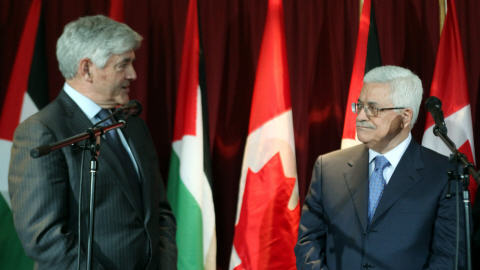 Le ministre canadien des Affaires étrangères, Lawrence Cannon, en compagnie du président palestinien Mahmoud Abbas, à Ottawa