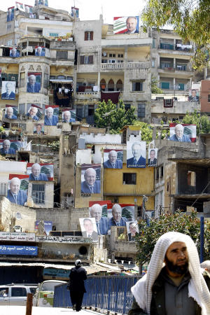 Paysage placardé de pancartes électorales dans le caza de Tripoli, au Liban.