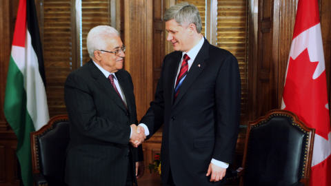 Poignée de main entre Mahmoud Abbas et Stephen Harper