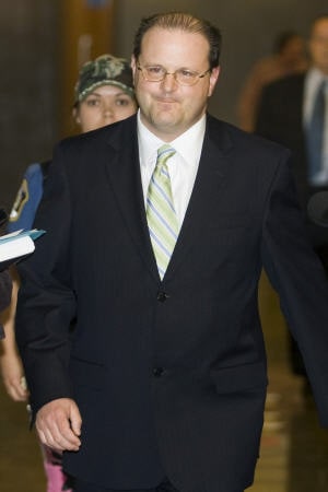 Benoît Corbeil quitte le palais de justice de Montréal après avoir plaidé coupable.
