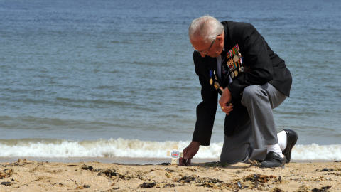 Un vétéran britannique se recueille sur la plage de Colleville-Montgomery, où il débarquait le 6 juin 1944.