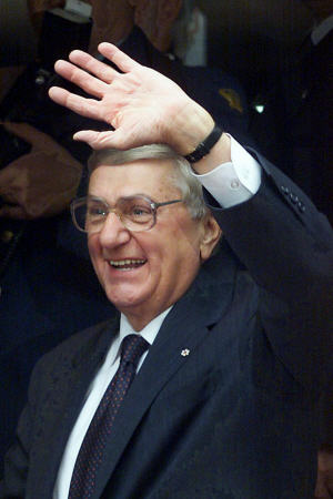 Roméo LeBlanc quitte Rideau Hall, en 1999.