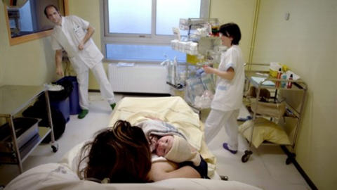 Une femme et son bébé, après l'accouchement