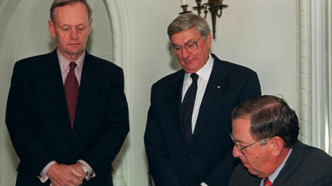De gauche à droite: Le premier ministre Jean Chrétien, le gouverneur général Roméo Leblanc et le leader du gouvernement au Sénat, J. Bernard Boudreau lors d'une cérémonie protocolaire à Rideau Hall, le 4 octobre 1999.