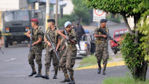 Des militaires honduriens aux aguets autour du palais présidentiel