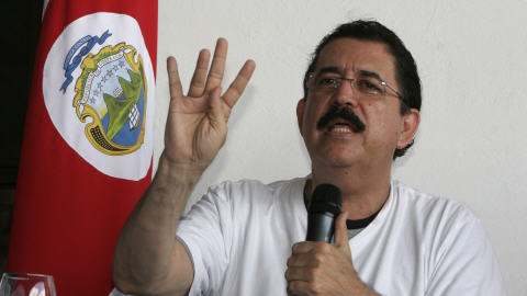 Manuel Zelaya lors d'une conférence de presse à son arrivée au Costa Rica