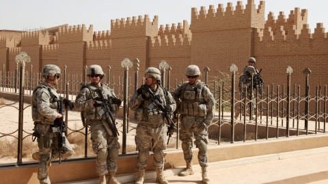 Militaires américains sur le site archéologique de Babylone.
