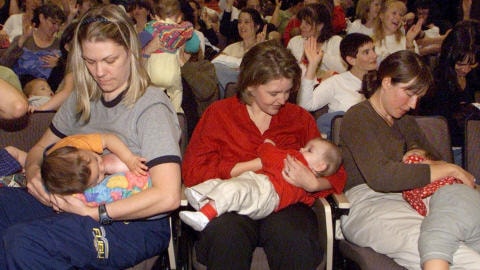 Des mamans avec leur bébé