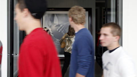 Adolescents dans un centre d'achats