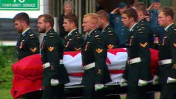 Des militaires portent le cercueil de Martin Joanette.