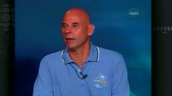 Guy Laliberté en conférence de presse au centre spatial de Houston