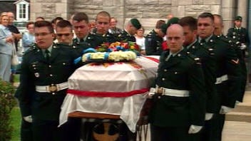 Le cercueil du soldat Sébastien Courcy est porté hors de l'église.