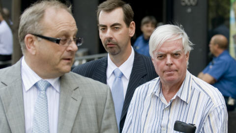 Earl Jones, à droite, au second plan, accompagné de son avocat Jeffrey Boro, à gauche (archives)