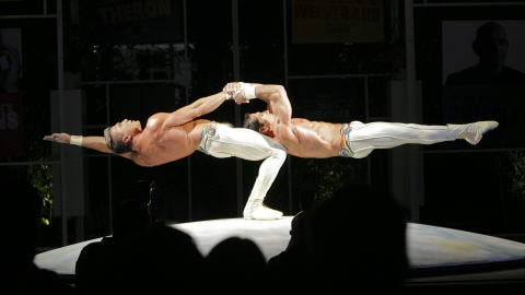 Deux acrobates du Cirque du Soleil