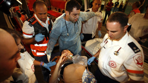 Des ambulanciers transportent un blessé, après qu'un tireur a ouvert le feu dans une association homosexuelle à Tel-Aviv