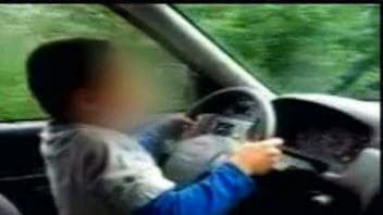 Vidéo montrant un jeune de 7 ans conduire une voiture